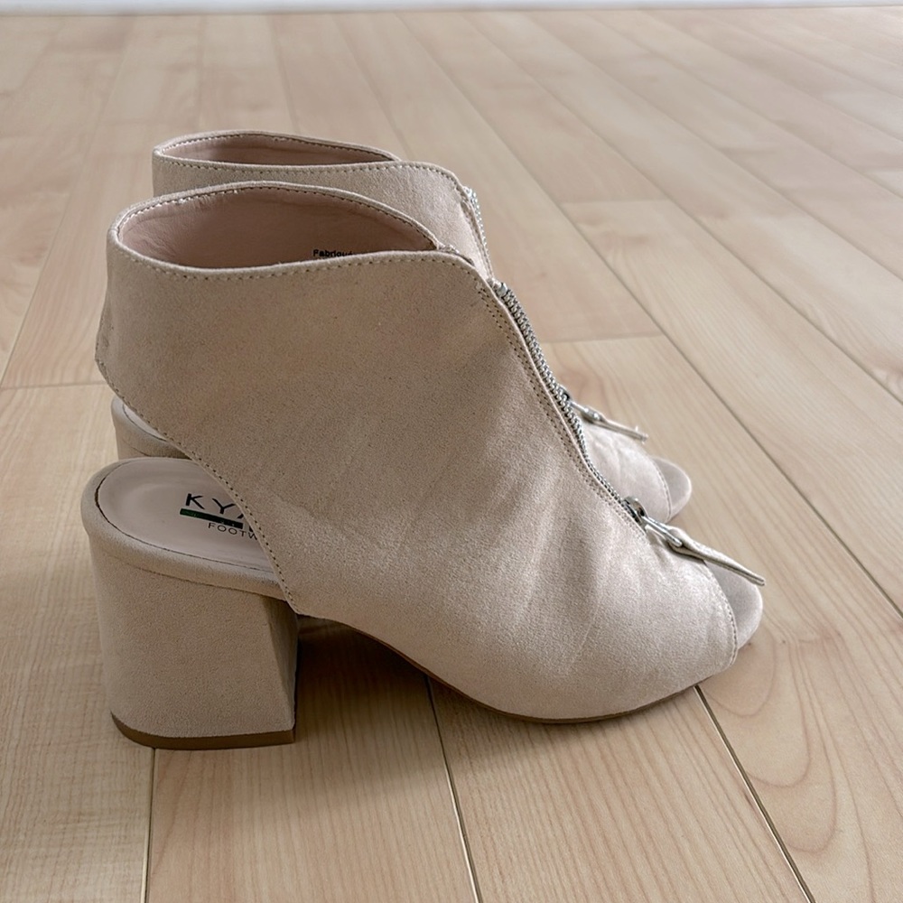 High heel sandals size 8 beige with zipper